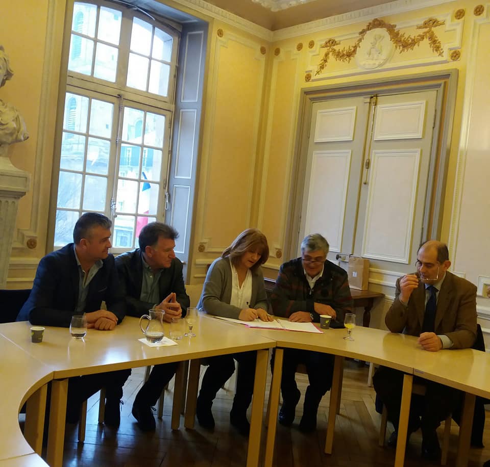 Πρόσκληση επιχειρήσεων με Ευβοϊκά προϊόντα για τη Δημοτική αγορά του ΜΠΕΛΦΟΡ και της ΛΥΩΝ
