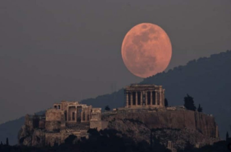 Ροζ πανσέληνος στον αποψινό ουρανό – Η μεγαλύτερη του έτους