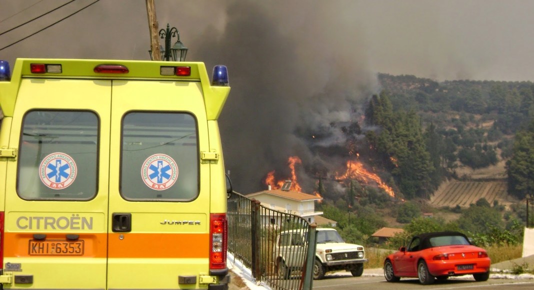 Σε επιχειρησιακή ετοιμότητα το ΕΚΑΒ στην πυρκαγιά στο Δήμο Κύμης Αλιβερίου της Εύβοιας