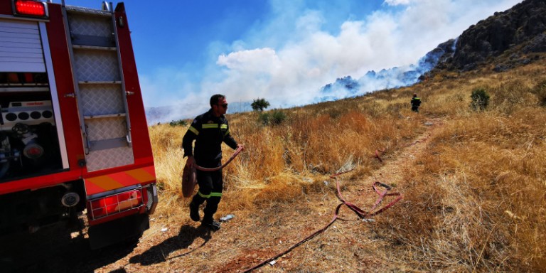 Μέγαρα-Κοντά σε σπίτια η φωτιά-Σπεύδει στο σημείο ο γ.γ. Πολιτικής Προστασίας