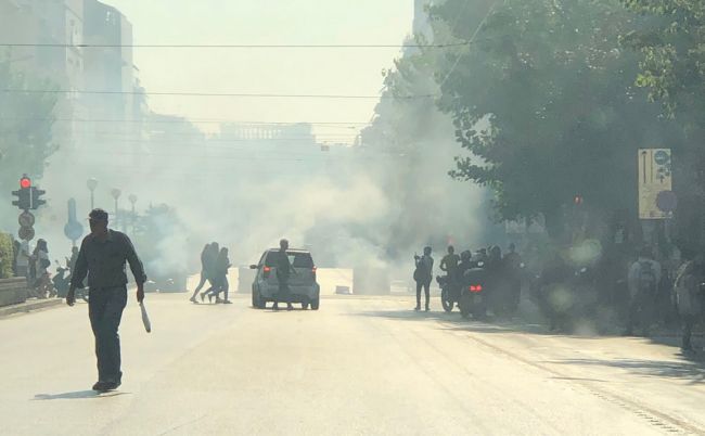 Επεισόδια στην ΑΣΟΕΕ – Κλειστή η Πατησίων με κάδους