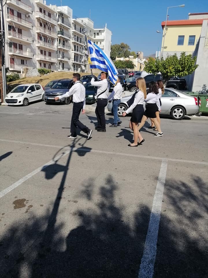 Τώρα η παρέλαση στην Κάρυστο (ΦΩΤΟ)