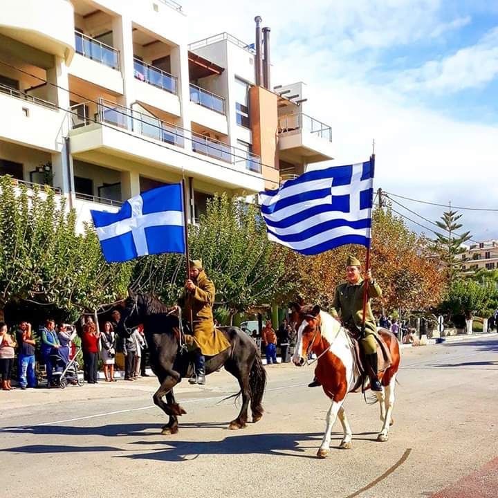 Με άλογα πραγματοποιήθηκε η παρέλαση της 28ης Οκτωβρίου στην Κάρυστο-ΦΩΤΟ