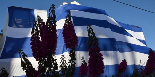 140 τ.μ  Ελληνική Σημαία  χρησιμοποίησε Αντιδήμαρχος για να  καλύψει το σπίτι του