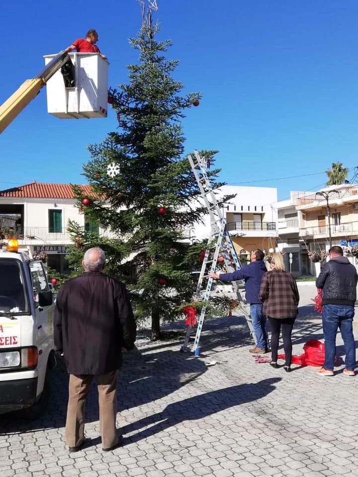 Εθελοντές της Αμαρύνθια Άρτεμις  βοήθησαν στην τοποθέτηση και τον στολισμό του φετινού χριστουγεννιάτικου δέντρου