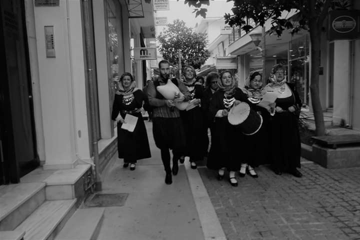 Ο Σύλλογος Γυναικών Αλιβερίου είπε τα κάλαντα στους δρόμους της πόλης -[ΦΩΤΟ]