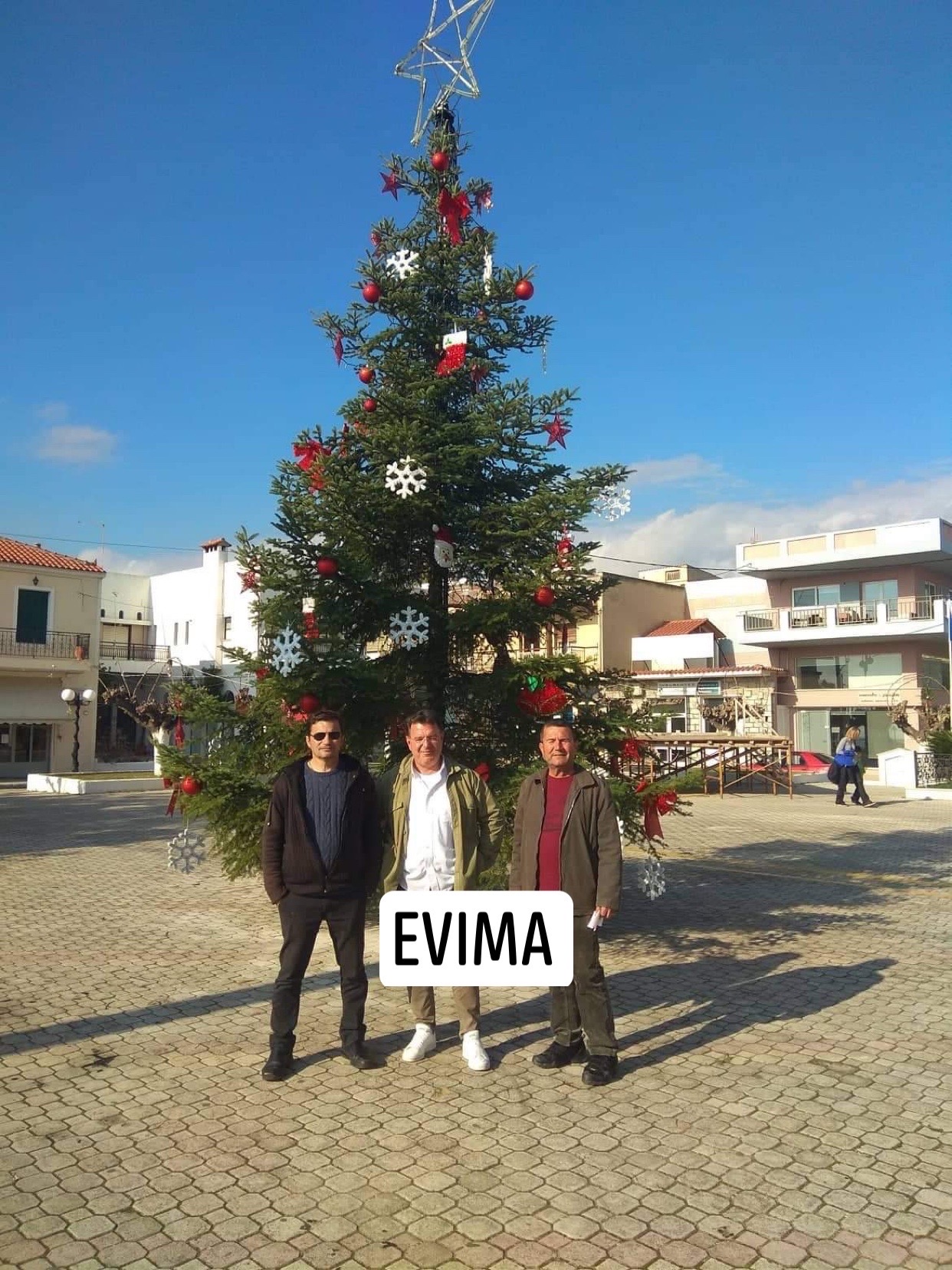 Όλα έτοιμα για το άναμμα του Χριστογεννιάτικου δέντρου στην Αμαρυνθο-[ΦΩΤΟ]