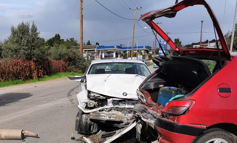 Τροχαίο στην Αρτάκη-Σύγκρουση δύο ΙΧ αυτοκινήτων-[ΦΩΤΟ]