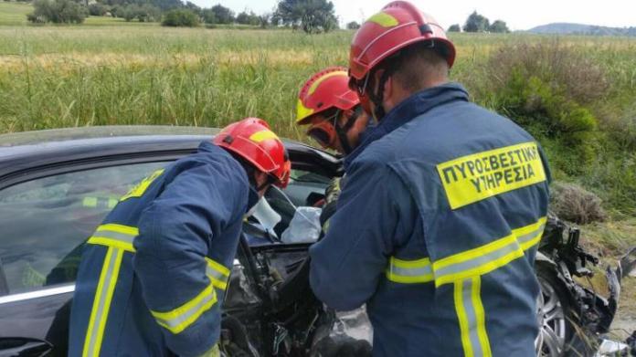 Τροχαίο τώρα στην Αρτάκη υπάρχει άτομο εγκλωβισμένο