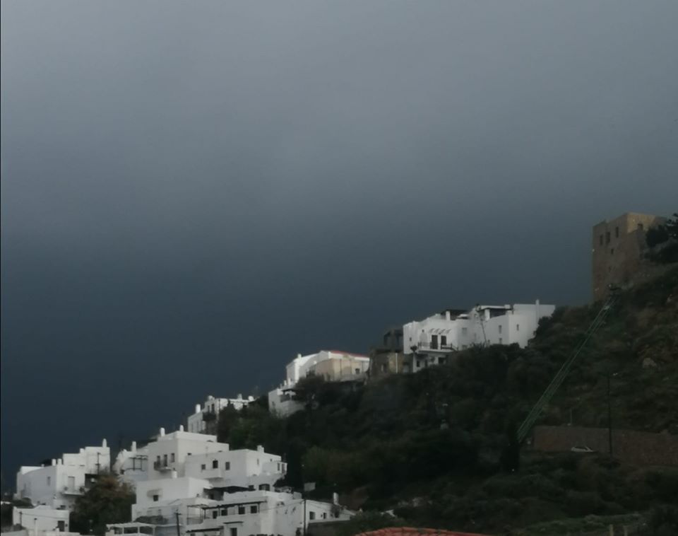 Σκύρος – Έριξε έντονη βροχή και χαλάζι