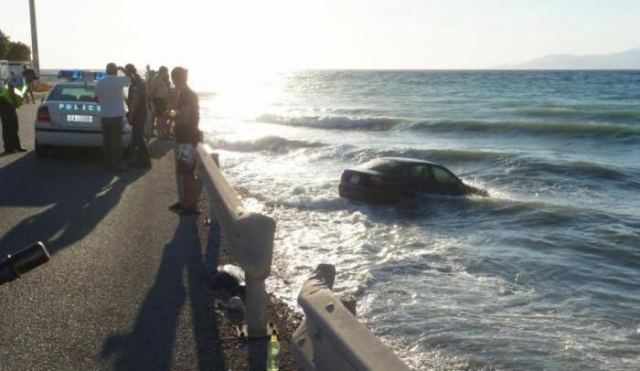 Βρέθηκε με το αυτοκίνητο στη θάλασσα