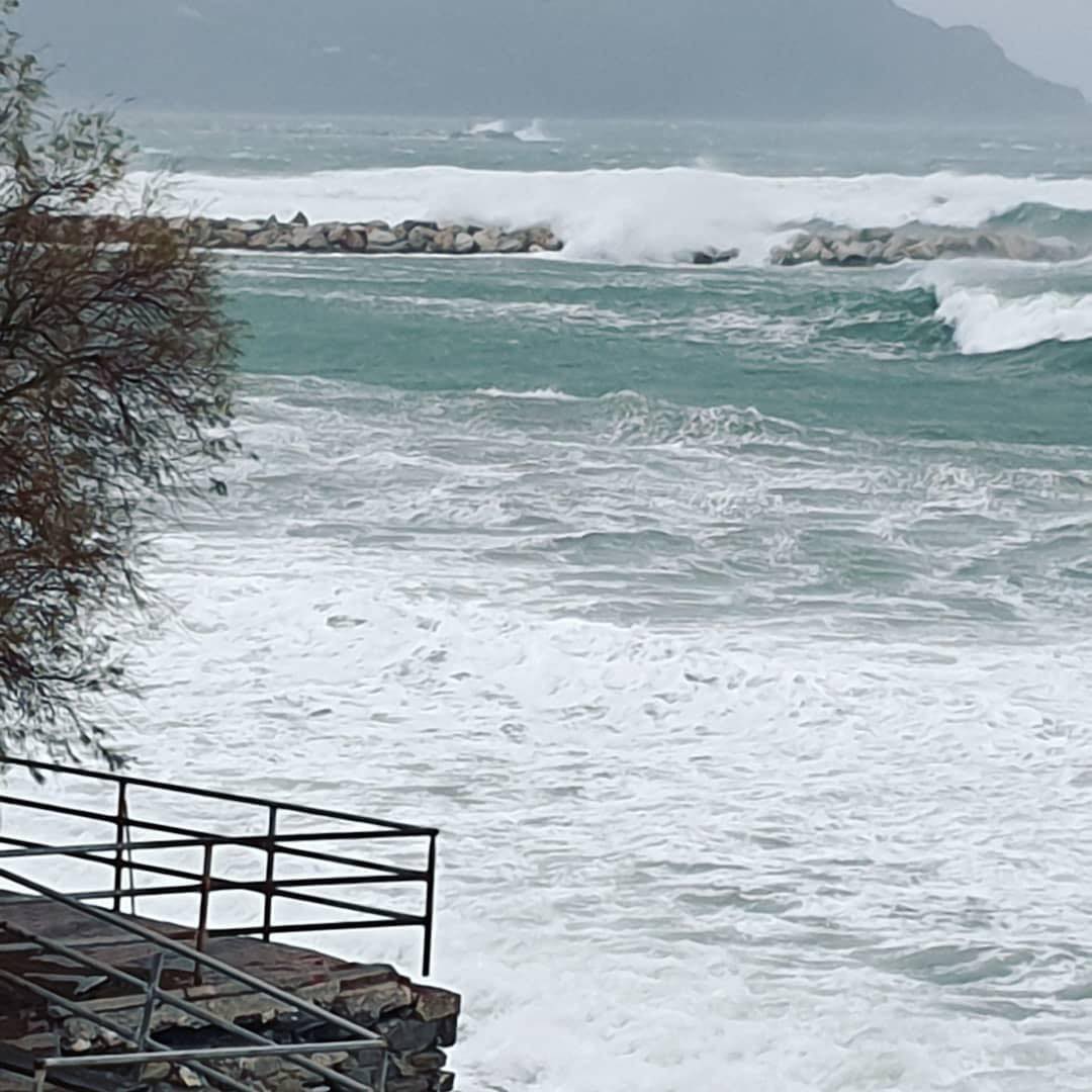 Ισχυροί άνεμοι και πελώρια κύματα κατακλύζουν την Πλατάνα (photos)