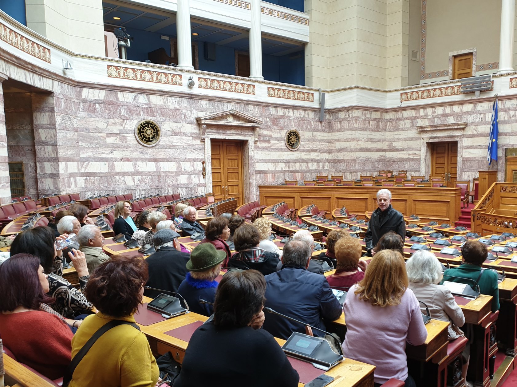 Στη Βουλή ξενάγησε μέλη του ΚΑΠΗ και συλλόγων της Αμαρύνθου, ο Σπύρος Πνευματικός