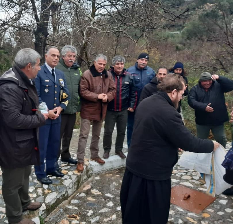 Σκύρος -Παρά τις αντίξοες καιρικές συνθήκες έγινε ο αγιασμός των υδάτων παρουσία του δήμαρχου-[ΦΩΤΟ]