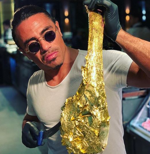 Πελάτης του Salt Bae αρνήθηκε να πληρώσει υπέρογκο λογαριασμό