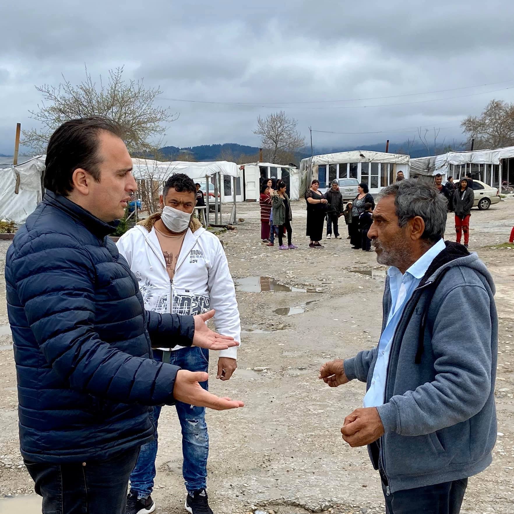 Ξύλα και τρόφιμα στον καταυλισμό των ΡΟΜΑ στην Ιστιαία προσέφερε ο Δήμος [ΦΩΤΟ]