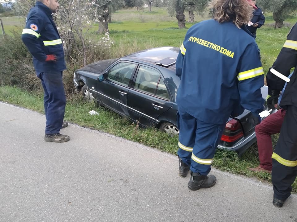 Σοβαρό τροχαίο στο Βέλος Ευβοίας – ΙΧ έπεσε σε χαντάκι[ΦΩΤΟ]