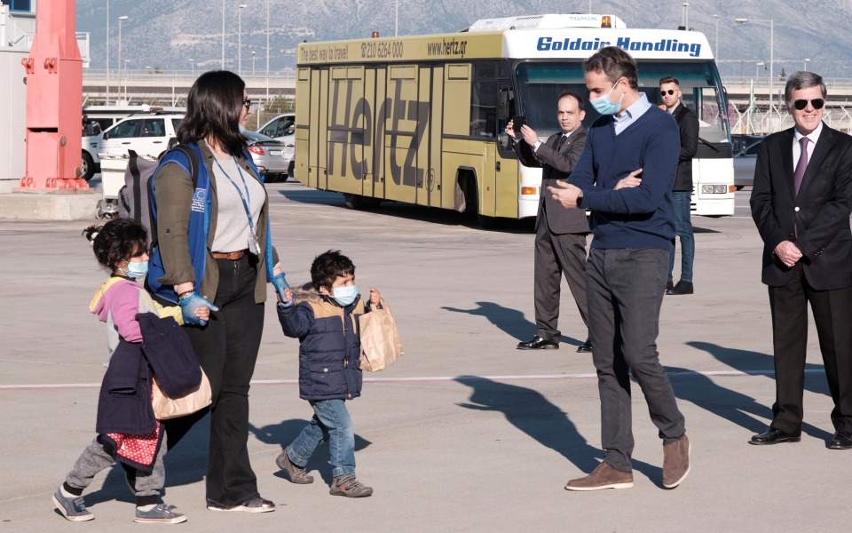 Αναχώρησαν για Γερμανία 50 ανήλικοι πρόσφυγες – Στο αεροδρόμιο ο πρωθυπουργός