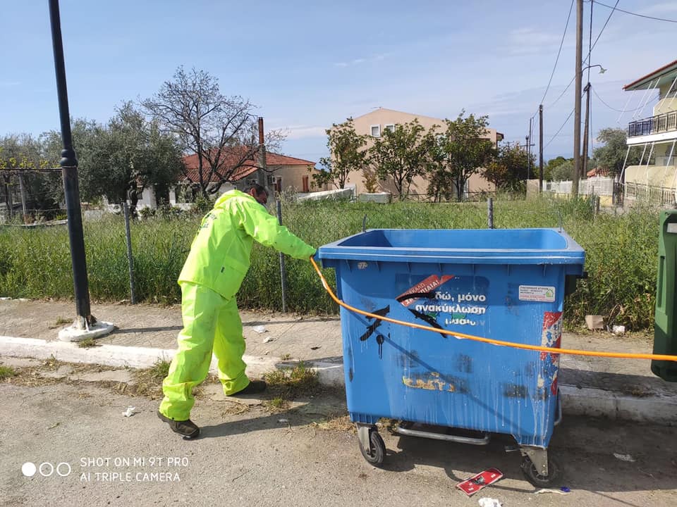 Απολύμανση και καθαρισμός κάδων απορριμμάτων στον Δήμο Λίμνης Μαντουδίου Αγίας Άννας