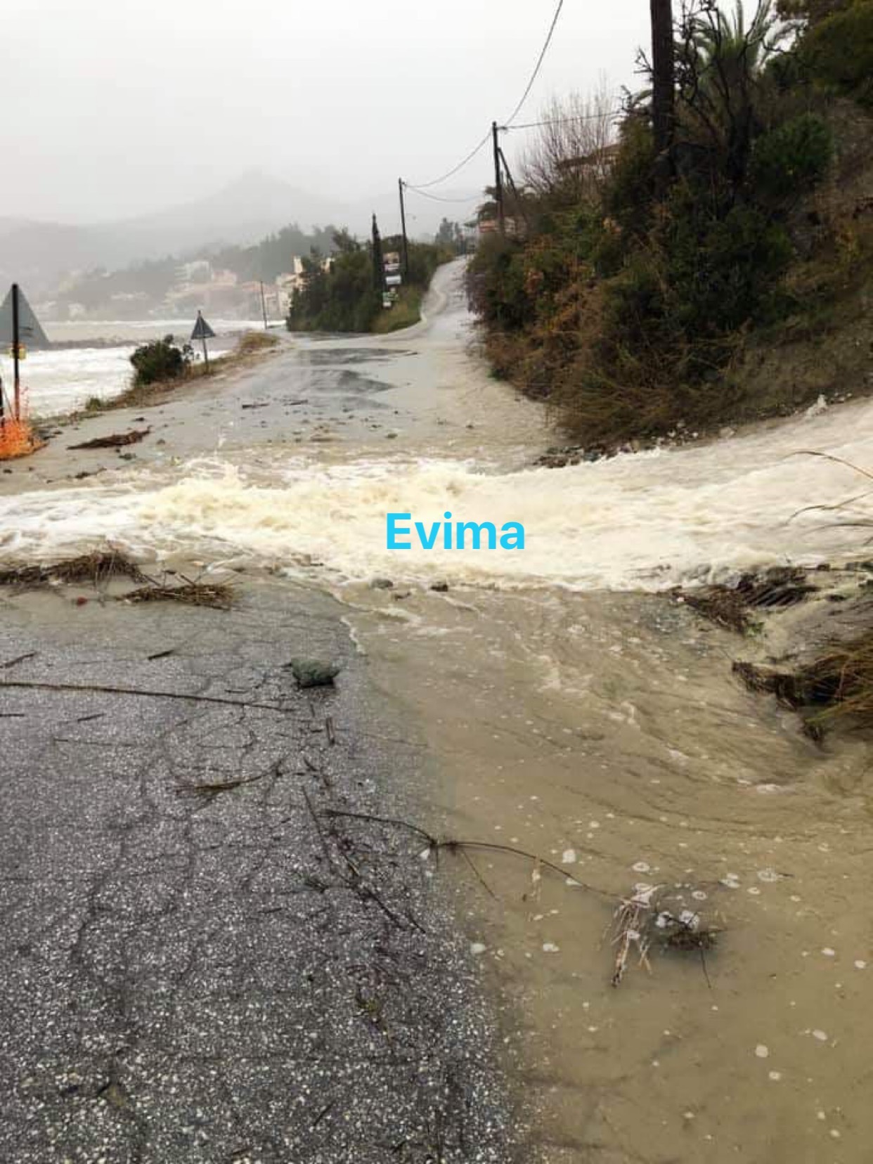 Προσοχή:Ορμητικά νερά στον παραλιακό δρόμο από Κύμη προς  Πλατάνα