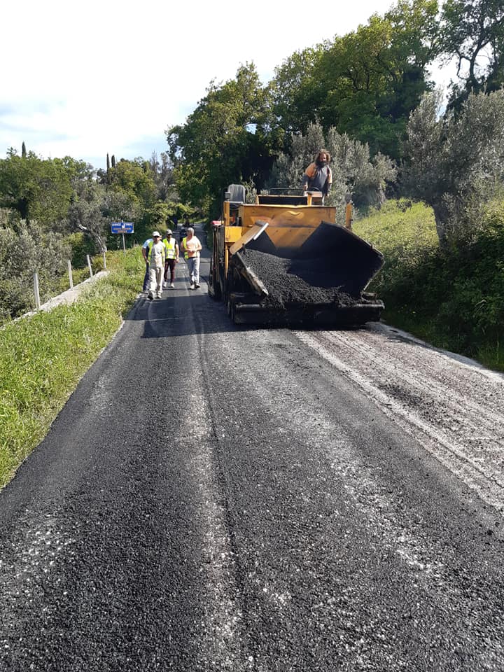 Ασφαλτόστρωσεις στον κεντρικό δρόμο της Κοινότητας Πύργου [photos]