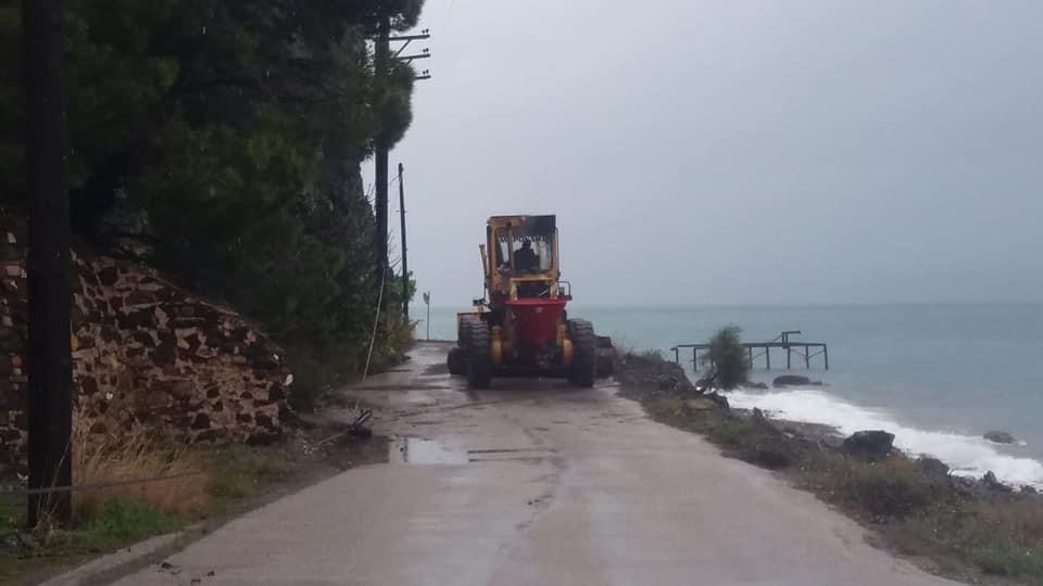 Πυρετωδώς δουλεύουν τα μηχανήματα της περιφέρειας για να ανοίξει ο δρόμος Λίμνης – Μονής Γαλτάκι [photo]