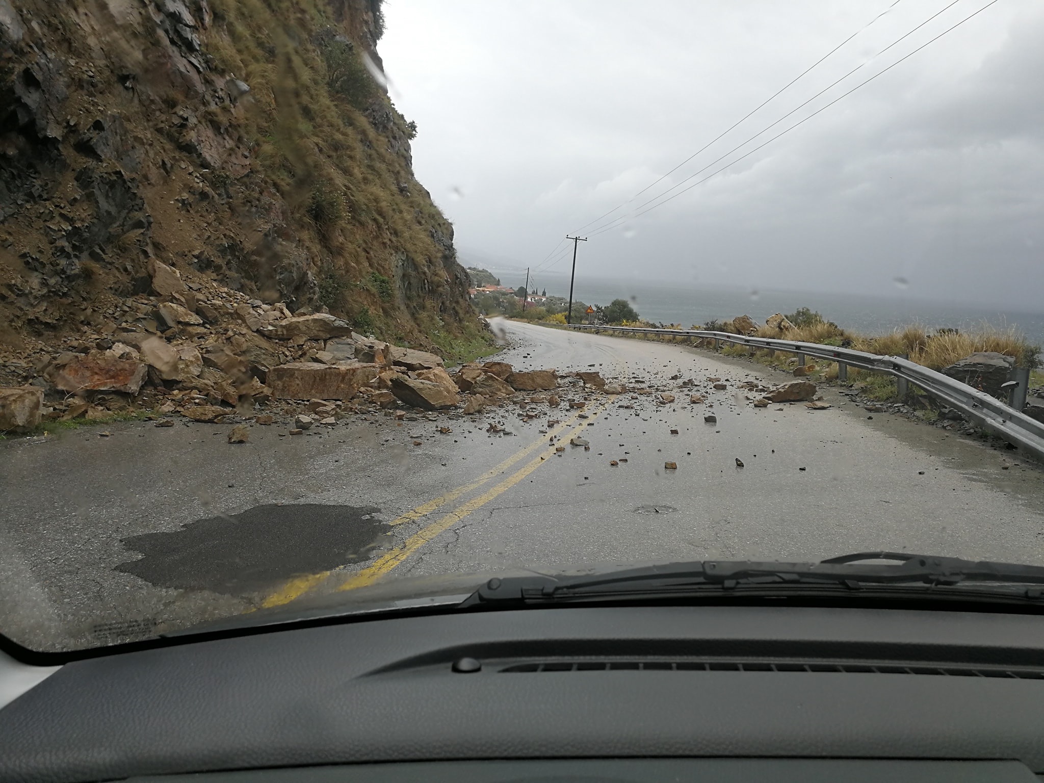 Κακοκαιρία:Κλειστός ο δρόμος Λ. Αιδηψού- Λίμνης και Στόμιο Πλατάνα λόγω κατολισθήσεων