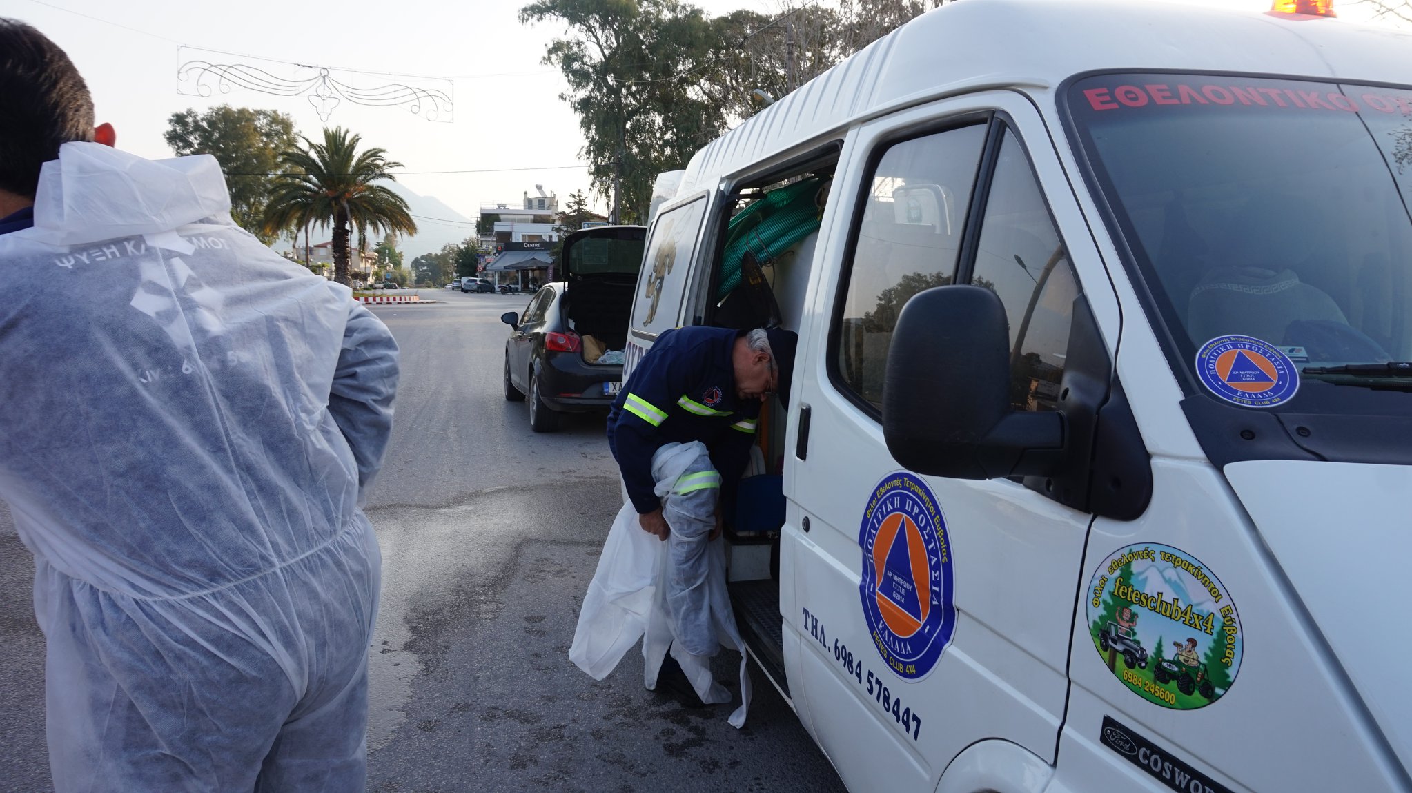 Απολύμανση στην Ερέτρια παρουσία του δήμαρχου, του προέδρου της Κοινότητας και της ομάδας Fetesclub4x4 [photos]