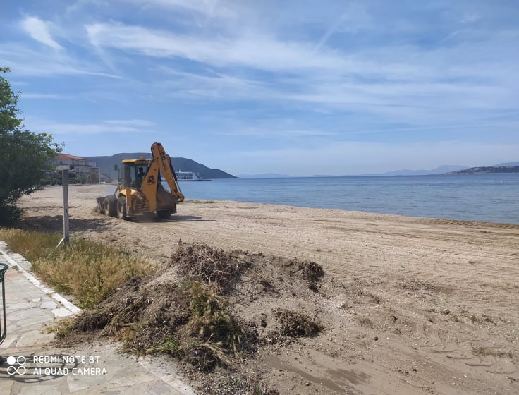 Ξεκίνησε ο καθαρισμός στις παραλίες των Νέων Στύρων (Εικόνες)