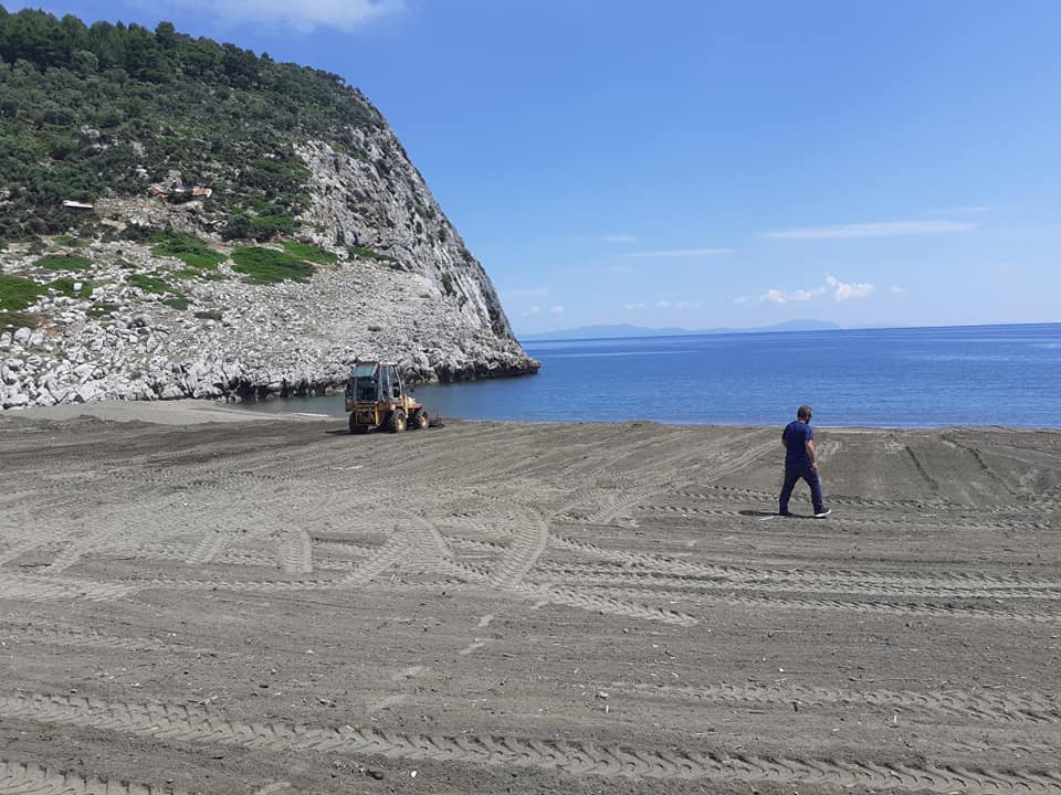 Ολοκληρώθηκε ο καθαρισμός της παραλίας Αμμίτσα στο Κυμάσι Μαντουδίου [photos]