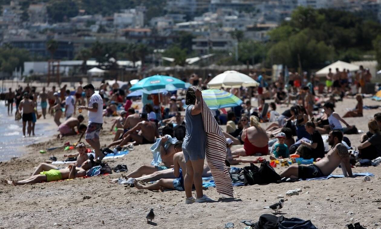 Ποιος κορονοϊός; Κοσμοπλημμύρα στις παραλίες της Αττικής το πρώτο Σάββατο άρσης των μέτρων