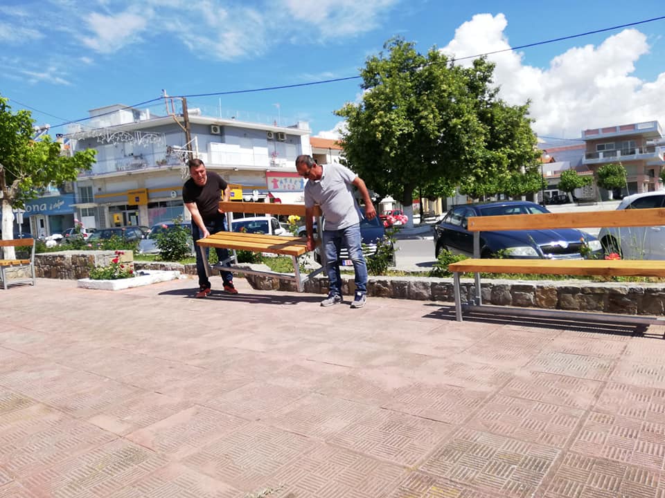 Οι εθελοντές του Εμποροεπαγγελματικού Συλλόγου Αμαρύνθου τοποθέτησαν παγκάκια στην πλατεία [photos]