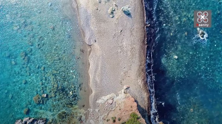 Η ερημική διπλή παραλία – καταφύγιο των ερωτευμένων στην Εύβοια (vid)