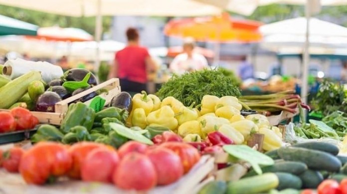 Στα ύψη οι τιμές σε φρούτα και λαχανικά: Tι λένε οι παραγωγοί στις λαϊκές