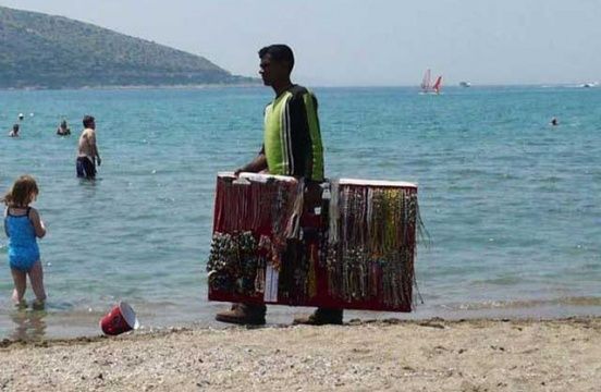 Λευκαντί – Πουλούσε παράνομα αντικείμενα στην παραλία