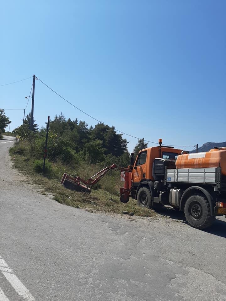 Αποψίλωση χόρτων σε κεντρικούς δρόμους της Κοινότητας Βιτάλων- Άριστη συνεργασία Θεοδώρου-Γέραλη [εικόνες]