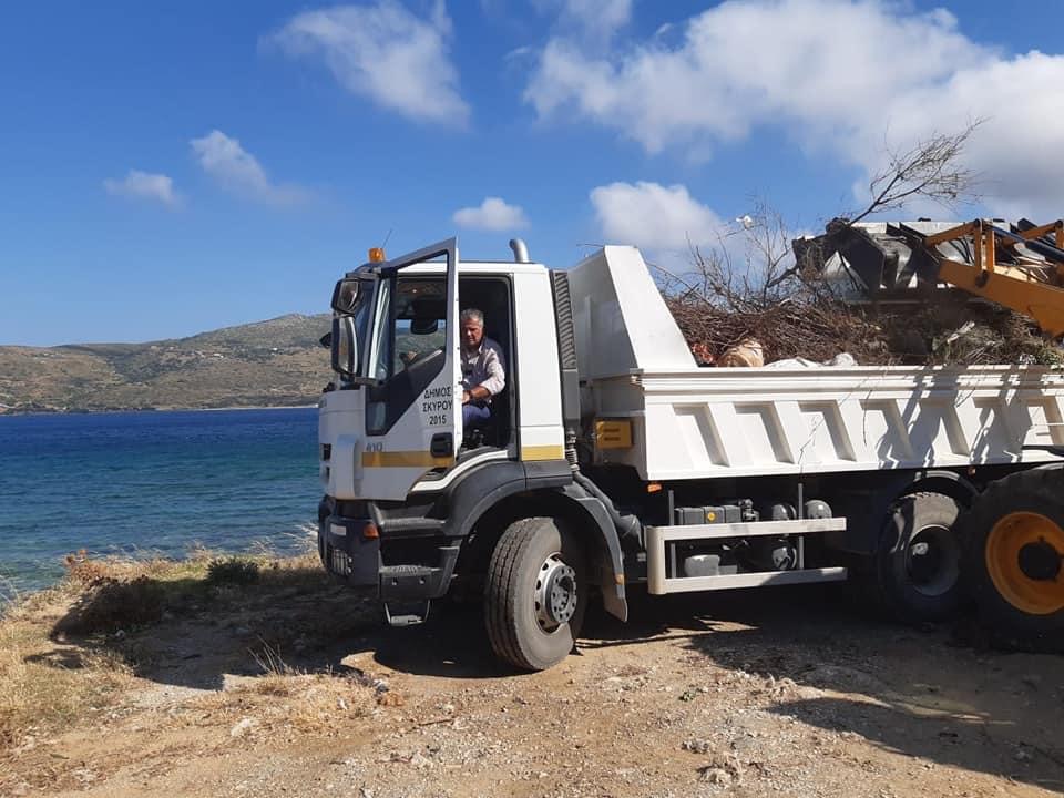 Στο τιμόνι ο δήμαρχος Σκύρου για την καθαριότητα του νησιού και το Σάββατο [εικόνες]