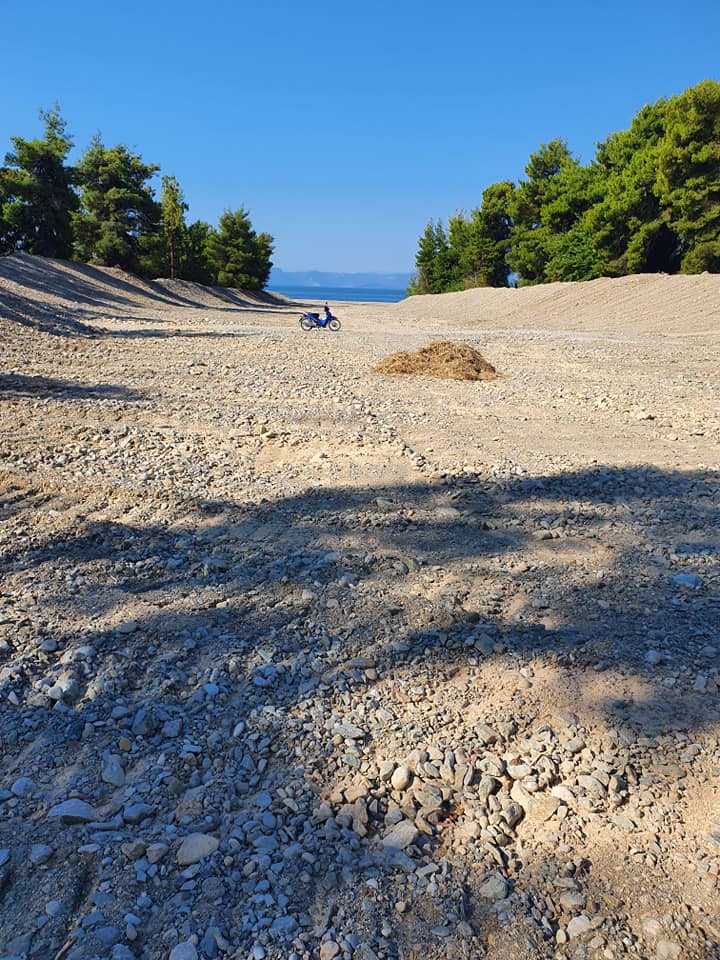 Πρόεδρος της Κοινότητας Ροβιών-Καταγγέλει την απαράδεκτη εικόνα ασυνείδητων που γέμισαν σκουπίδια την παραλία