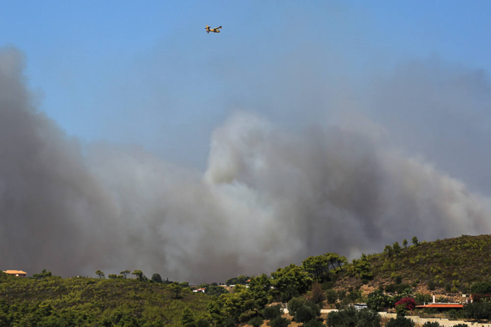 Φωτιά στην Κερατέα: «Εχουν καεί σπίτια» λέει ο δήμαρχος Σαρωνικού [Βίντεο]