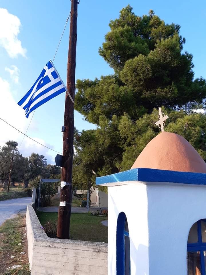 Πρόεδρος Κοινότητας Πύργου: Κυματίζει σε όλο το χωριό η γαλανόλευκη [εικόνες]