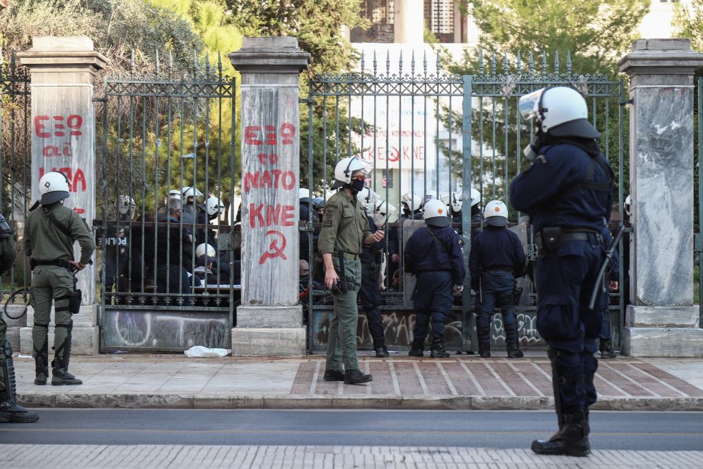 Πολυτεχνείο: Απαγορεύονται οι συγκεντρώσεις σε όλη τη χώρα μέχρι την Τετάρτη – “Τσουχτερά” τα πρόστιμα