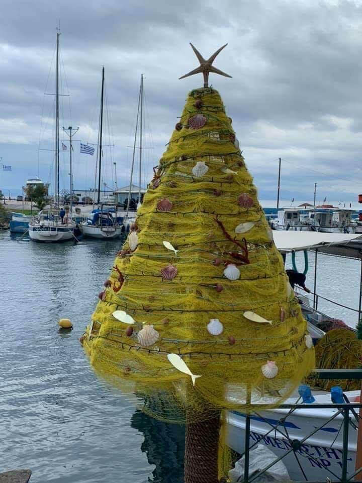 Εύβοια: Δείτε σε πoια περιοχή στόλισαν Χριστουγεννιάτικο Δέντρο με δίχτυα