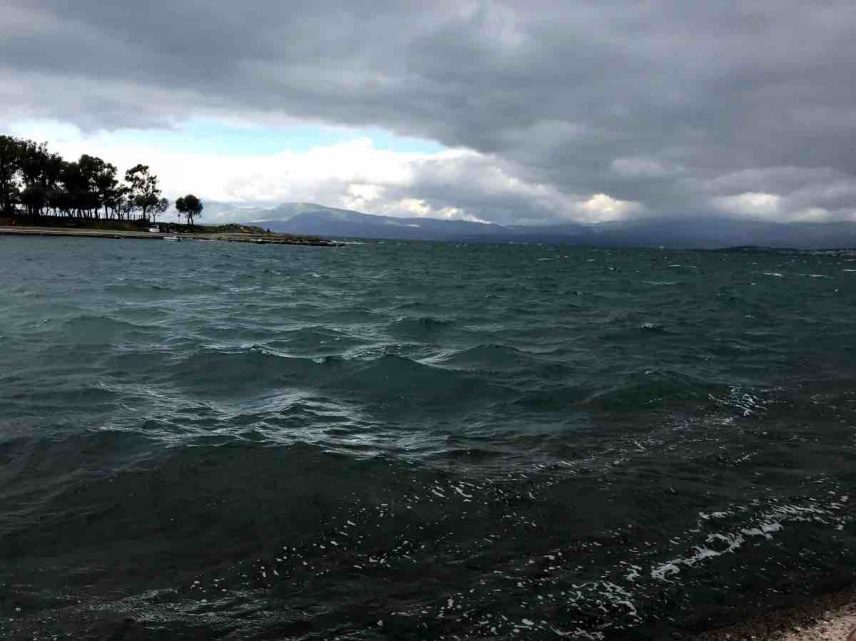 Χαλάει από το μεσημέρι ο καιρός: Βροχές, καταιγίδες και χιόνια στα ορεινά – Που θα είναι έντονα τα φαινόμενα