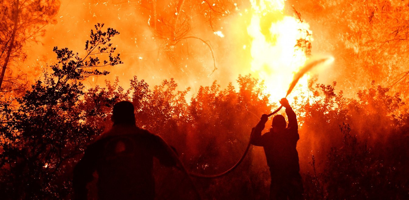 Φωτιά στον Σχίνο: Εκκενώθηκε το Αλεποχώρι – Σαρώνουν την περιοχή οι άνεμοι, πολλές διάσπαρτες εστίες