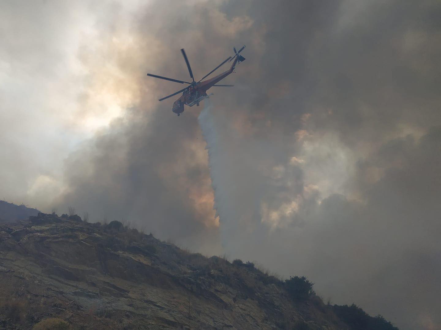 Φωτιά στο Βαρνάβα – Καίει δασική έκταση