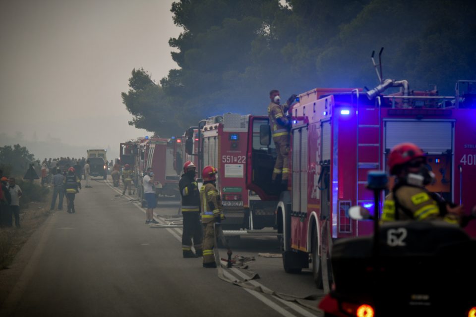 Φωτιά στα Βίλια: Κάηκαν σπίτια στον Προφήτη Ηλία – Μάχη για να ελεγχθεί το μέτωπο