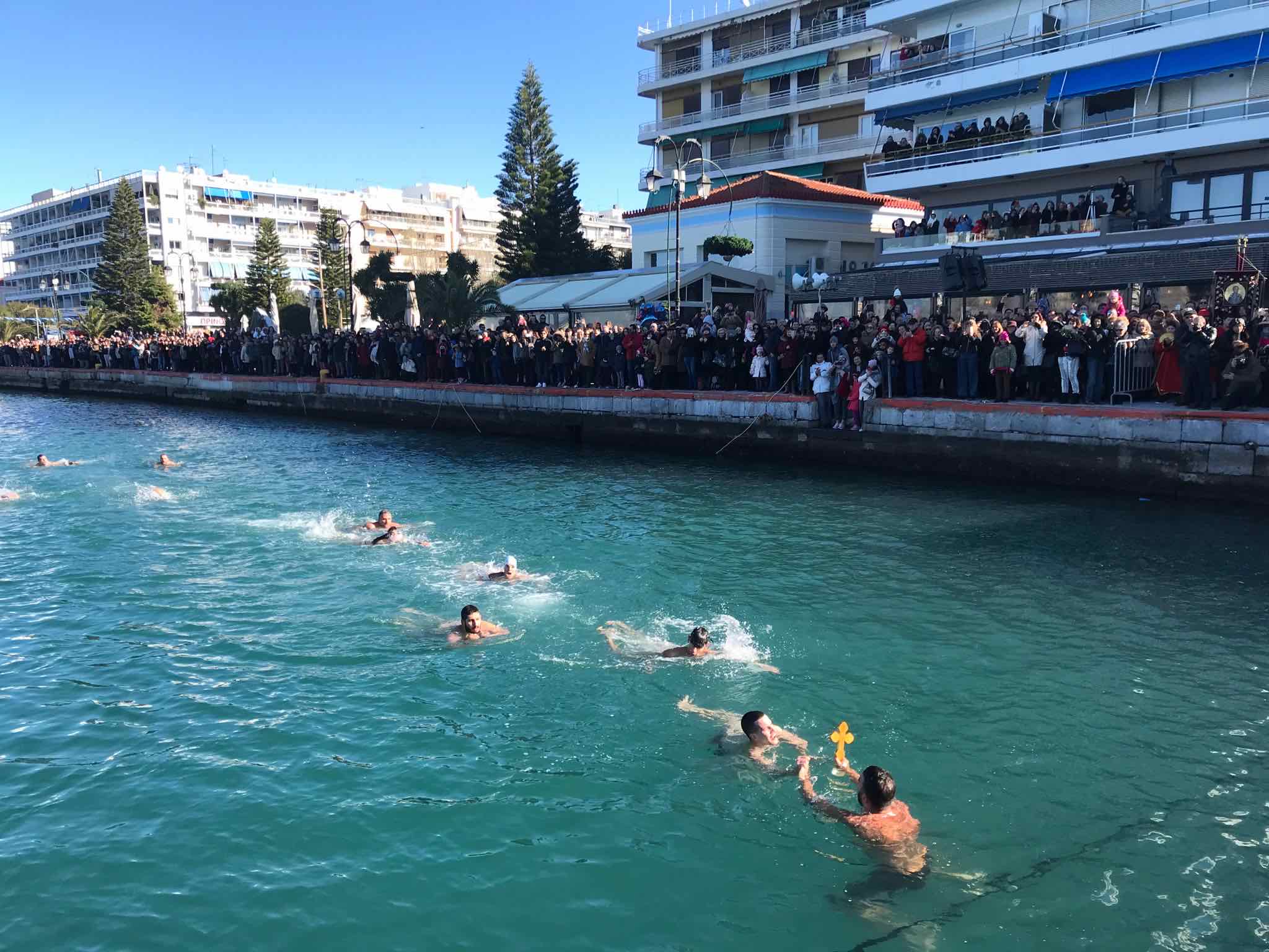 Θεοφάνεια με δεκάδες χιλιάδες κρούσματα: Πώς θα μπείτε σε Ναούς – Τα μέτρα σε Αγιασμούς των Υδάτων