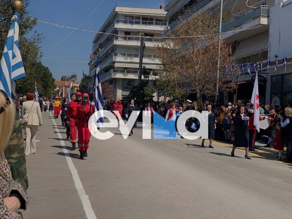 25η Μαρτίου: Η μαθητική παρέλαση στην παραλία της Χαλκίδας (pics)