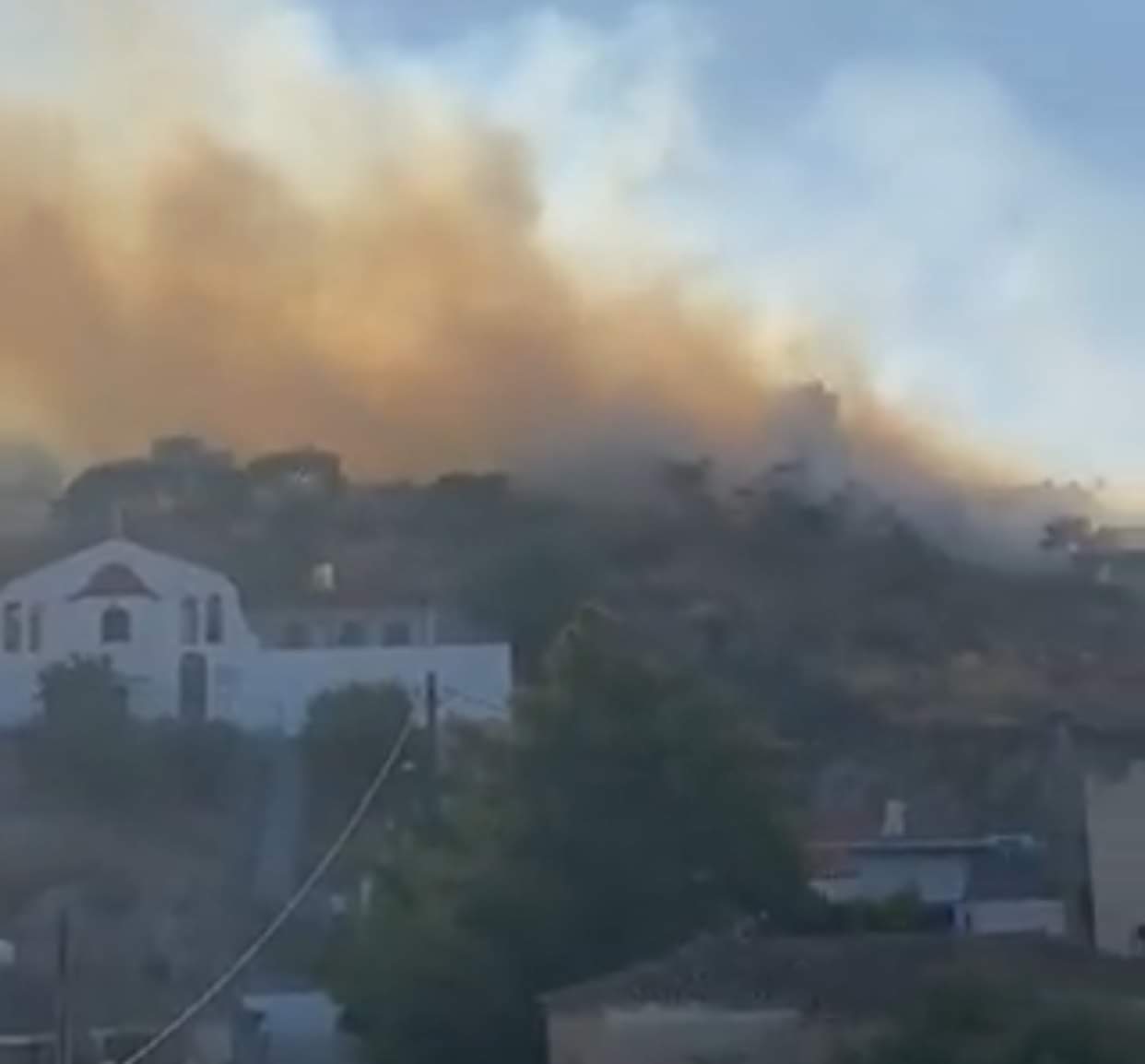 Φωτιά στη Σαλαμίνα: Μήνυμα από το 112 για την απομάκρυνση των κατοίκων