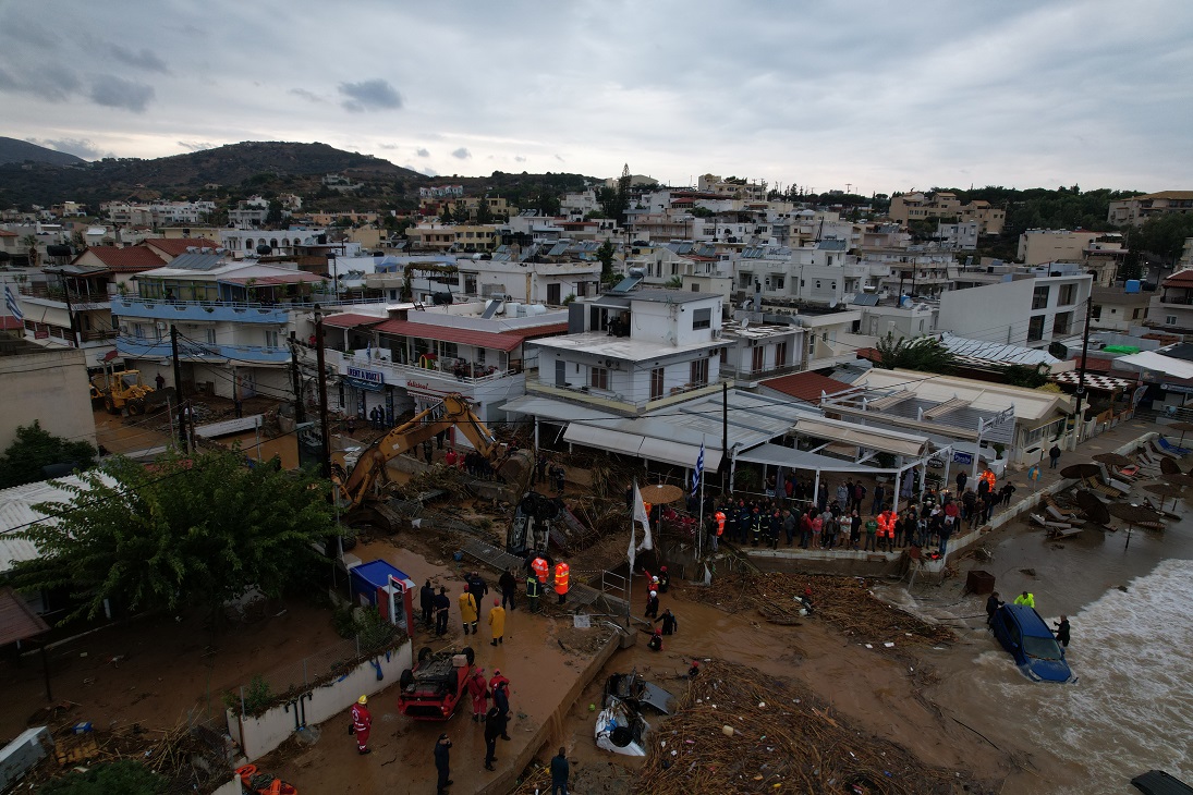 Κρήτη: Bιβλική καταστροφή από την φονική κακοκαιρία – Αγωνία για την 45χρονη αγνοούμενη